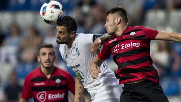 Lukáš Magera (uprostřed) z Mladé Boleslavi a Blagoja Todorovski ze Škendije (vpravo). Lukáš Magera (uprostřed) z Mladé Boleslavi a Blagoja Todorovski ze Škendije (vpravo).