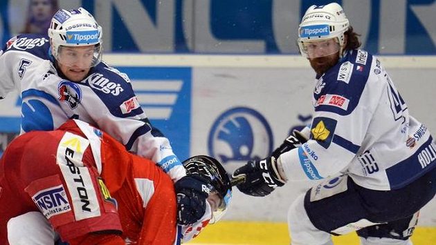 Zleva Jakub Jeřábek z Plzně, Jakub Herman z Olomouce a útočník Západočechů Ryan Hollweg. Zleva Jakub Jeřábek z Plzně, Jakub Herman z Olomouce a útočník Západočechů Ryan Hollweg.