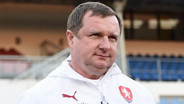 Trenér Pavel Vrba během tréninku české fotbalové reprezentace před utkáním s Lotyšskem. Trenér Pavel Vrba během tréninku české fotbalové reprezentace před utkáním s Lotyšskem.