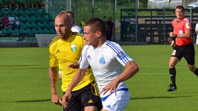 Slovák Peter Štepanovský (vlevo) se Karviné upsal na dva roky. Svou rychlost by měl uplatnit na kraji zálohy Slovák Peter Štepanovský (vlevo) se Karviné upsal na dva roky. Svou rychlost by měl uplatnit na kraji zálohy