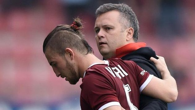 Zraněný sparťan Lukáš Vácha opouští hřiště. Zraněný sparťan Lukáš Vácha opouští hřiště.