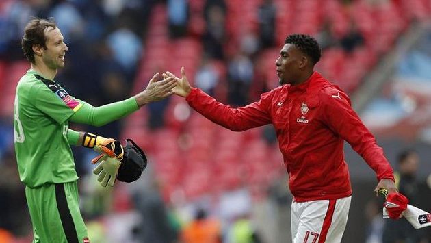 Brankář Petr Čech podržel Arsenal v duelu s Leicesterem. Kanonýři vyhráli 1:0 a mohou dál snít o postupu do Ligy mistrů. Brankář Petr Čech podržel Arsenal v duelu s Leicesterem. Kanonýři vyhráli 1:0 a mohou dál snít o postupu do Ligy mistrů.