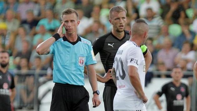 Sudí Jan Machálek komunikuje s videorozhodčím. Tomáš Souček ze Slavie následnou penaltu proti Karviné neproměnil. Sudí Jan Machálek komunikuje s videorozhodčím. Tomáš Souček ze Slavie následnou penaltu proti Karviné neproměnil.