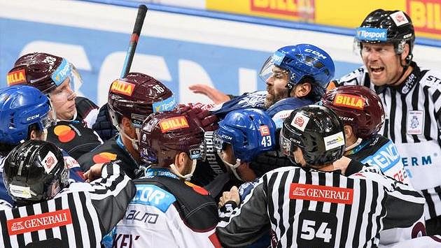 Jaromír Jágr z Kladna v potyčce s hokejisty Sparty. Jaromír Jágr z Kladna v potyčce s hokejisty Sparty.