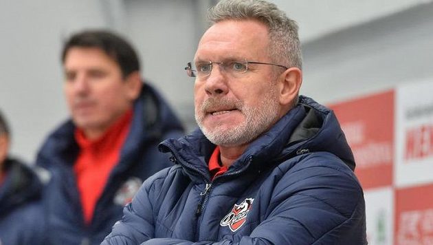 Vpravo trenér Pardubic Milan Razým. Vpravo trenér Pardubic Milan Razým.