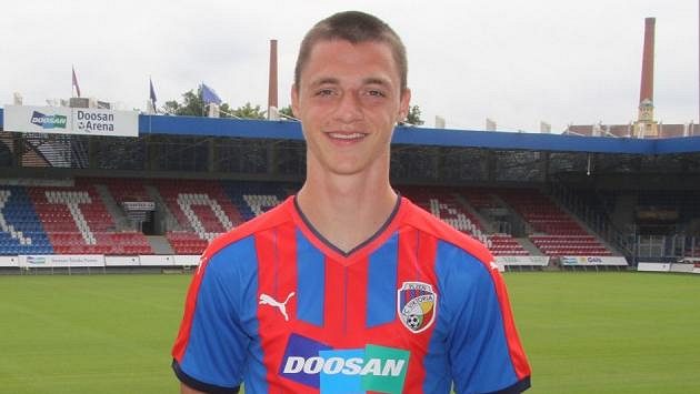 Talentovaný záložník Dominik Janošek se stal kmenovým hráčem Viktorie Plzeň. Talentovaný záložník Dominik Janošek se stal kmenovým hráčem Viktorie Plzeň.
