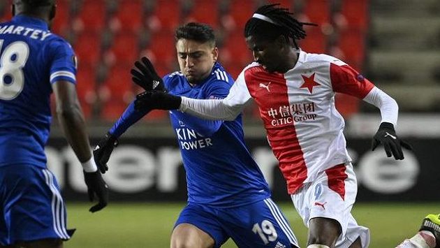 Zleva Daniel Amartey a Cengiz Ünder, oba z Leicesteru, a Peter Olayinka ze Slavie. Zleva Daniel Amartey a Cengiz Ünder, oba z Leicesteru, a Peter Olayinka ze Slavie.