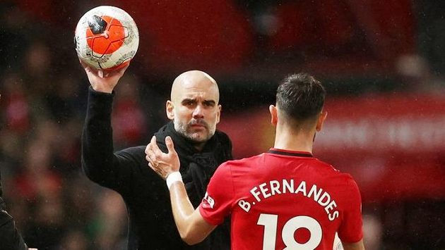 Trenér Manchesteru City Josep Guardiola podává míč fotbalistovi United Brunovi Fernandesovi v utkání 29. kola Premier League. Trenér Manchesteru City Josep Guardiola podává míč fotbalistovi United Brunovi Fernandesovi v utkání 29. kola Premier League.