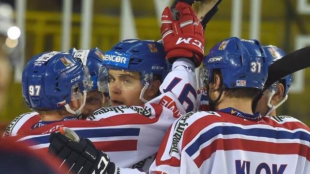 Čeští hokejisté se radují z gólu proti Slovákům. Čeští hokejisté se radují z gólu proti Slovákům.