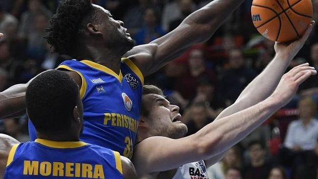 Zleva Yanick Moreira a Kingsley Moses z Peristeri a Jaromír Bohačík z Nymburka. Zleva Yanick Moreira a Kingsley Moses z Peristeri a Jaromír Bohačík z Nymburka.