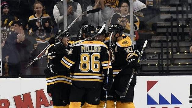 Bostonský Kevan Miller (86) a jeho spoluhráči se radují po gólu Davida Pastrňáka (88) ve druhé třetině utkání s Floridou. Bostonský Kevan Miller (86) a jeho spoluhráči se radují po gólu Davida Pastrňáka (88) ve druhé třetině utkání s Floridou.