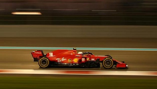 Charles Leclerc z týmu Ferrari v akci během závodu formule 1 v Abú Zabí. Charles Leclerc z týmu Ferrari v akci během závodu formule 1 v Abú Zabí.