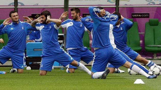 Řeckým fotbalistům bude ve čtvrtečním úvodním utkání baráže o postup na mistrovství světa s Chorvatskem chybět obránce Kostas Manolas. Šestadvacetiletého zadáka AS Řím potrestala FIFA za to, že si nechal úmyslně dát žlutou kartu. Řeckým fotbalistům bude ve čtvrtečním úvodním utkání baráže o postup na mistrovství světa s Chorvatskem chybět obránce Kostas Manolas. Šestadvacetiletého zadáka AS Řím potrestala FIFA za to, že si nechal úmyslně dát žlutou kartu.