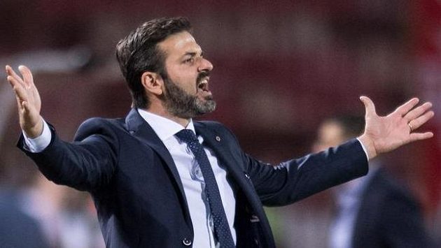 Pánové, takhle ne! Trenér Sparty Andrea Stramaccioni během utkání v Bělehradě. Pánové, takhle ne! Trenér Sparty Andrea Stramaccioni během utkání v Bělehradě.