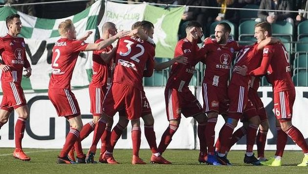 Hráči Olomouce se radují z gólu, který vstřelil Martin Sladký. Hráči Olomouce se radují z gólu, který vstřelil Martin Sladký.