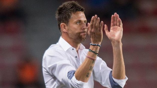 Trenér Sparty Praha David Holoubek během své senzační premiéry proti Interu Milán. Trenér Sparty Praha David Holoubek během své senzační premiéry proti Interu Milán.