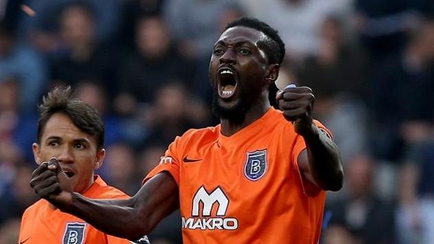 Emmanuel Adebayor (vpravo) v dresu Basaksehiru. Emmanuel Adebayor (vpravo) v dresu Basaksehiru.