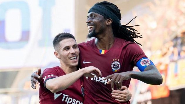 Fotbalisté Sparty Srdjan Plavšič a Costa oslavují gól během utkání s Příbramí. Fotbalisté Sparty Srdjan Plavšič a Costa oslavují gól během utkání s Příbramí.