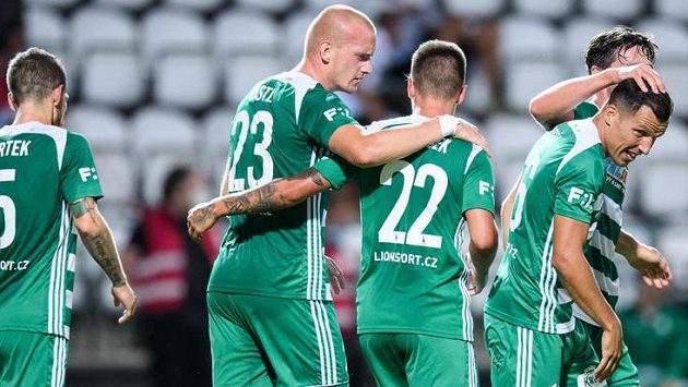 Fotbalisté Bohemians oslavují gól na 4:0 během utkání s Mladou Boleslaví. Fotbalisté Bohemians oslavují gól na 4:0 během utkání s Mladou Boleslaví.