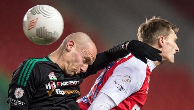 Příbramský obránce Radek Dosoudil (vlevo) a Milan Škoda ze Slavie. Příbramský obránce Radek Dosoudil (vlevo) a Milan Škoda ze Slavie.