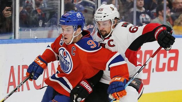 Edmontonský útočník Connor McDavid (97) a obránce Ottawy Erik Karlsson (65). Edmontonský útočník Connor McDavid (97) a obránce Ottawy Erik Karlsson (65).