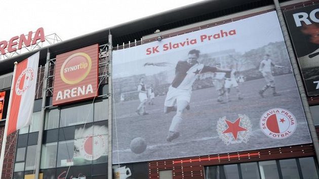 Na průčelí Synot Tip Arény v Praze 10 opět visí obří plakát s fotografií Josefa Bicana. Na podzim 2011 snímek legendárního kanonýra zmizel. Slavia ji musela odstranit na žádost Bicanovy manželky a syna, kterým se nelíbilo vedení červenobílých. Na průčelí Synot Tip Arény v Praze 10 opět visí obří plakát s fotografií Josefa Bicana. Na podzim 2011 snímek legendárního kanonýra zmizel. Slavia ji musela odstranit na žádost Bicanovy manželky a syna, kterým se nelíbilo vedení červenobílých.