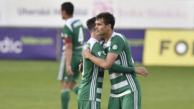 Zleva Till Schumacher z Bohemians a Daniel Köstl z Bohemians se radují z vítězství. Zleva Till Schumacher z Bohemians a Daniel Köstl z Bohemians se radují z vítězství.