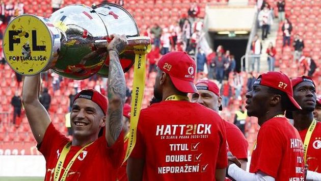 Slavia se titulu nevzdá, shodují se bookmakeři se sázkaři. Slavia se titulu nevzdá, shodují se bookmakeři se sázkaři.