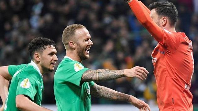 Jiří Pavlenka se spolu se spoluhráči raduje z postupu Jiří Pavlenka se spolu se spoluhráči raduje z postupu