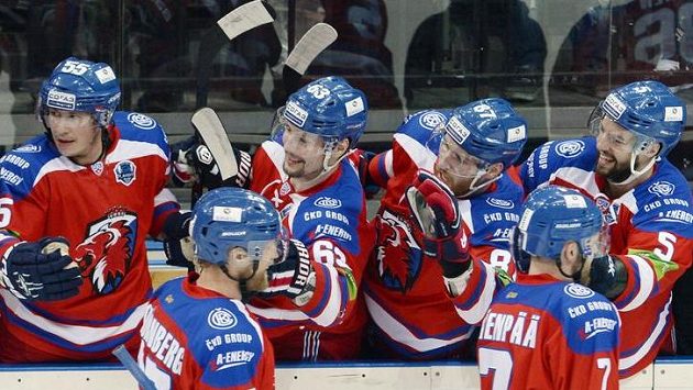 Hráči Lva se radují z gólu ve druhém semifinálovém utkání proti Jaroslavli. Hráči Lva se radují z gólu ve druhém semifinálovém utkání proti Jaroslavli.