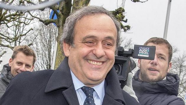 Vždy s úsměvem... Suspendovaný předseda Evropské fotbalové unie Michel Platini dorazil do sídla FIFA v Curychu na slyšení ohledně svého odvolání proti osmiletému zákazu působení ve fotbale. Vždy s úsměvem... Suspendovaný předseda Evropské fotbalové unie Michel Platini dorazil do sídla FIFA v Curychu na slyšení ohledně svého odvolání proti osmiletému zákazu působení ve fotbale.
