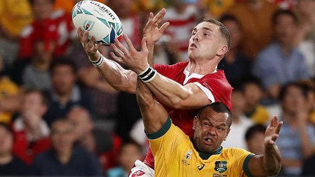 Velšan George North (v červeném) a Australan Kurtley Beale. Velšan George North (v červeném) a Australan Kurtley Beale.