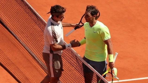 Roger Federer podlehl v semifinále French Open Rafaelu Nadalovi. Roger Federer podlehl v semifinále French Open Rafaelu Nadalovi.