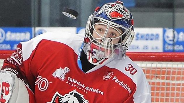 Brankář Pardubic Jakub Štěpánek v akci. Brankář Pardubic Jakub Štěpánek v akci.