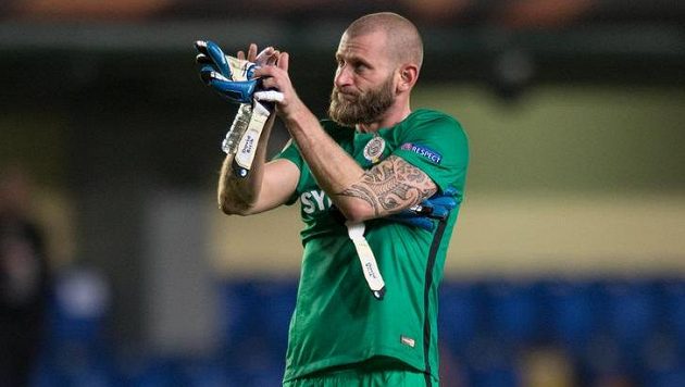 David Bičík nejprve nezvládl odkop a daroval Žluté ponorce gól, pak ale vytáhl několik skvělých zákroků. David Bičík nejprve nezvládl odkop a daroval Žluté ponorce gól, pak ale vytáhl několik skvělých zákroků.