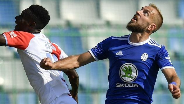 Zleva Oscar ze Slavie a Jiří Skalák z Boleslavi. Zleva Oscar ze Slavie a Jiří Skalák z Boleslavi.