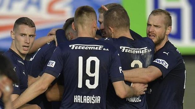 Hráči Slovácka se radují z gólu. Hráči Slovácka se radují z gólu.