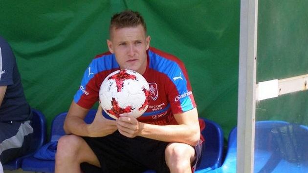 Záložník Jakub Jankto (vlevo) po tréninku na mistrovství Evropy hráčů do 21 let. Záložník Jakub Jankto (vlevo) po tréninku na mistrovství Evropy hráčů do 21 let.