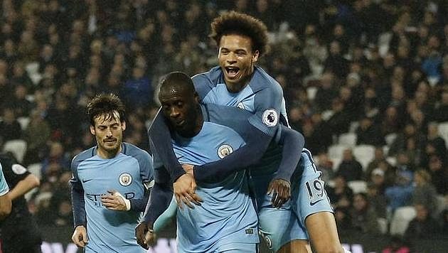 Yaya Touré (42) a Leroy Sané (19) z Manchesteru City se radují po jedné z branek proti West Hamu. Yaya Touré (42) a Leroy Sané (19) z Manchesteru City se radují po jedné z branek proti West Hamu.