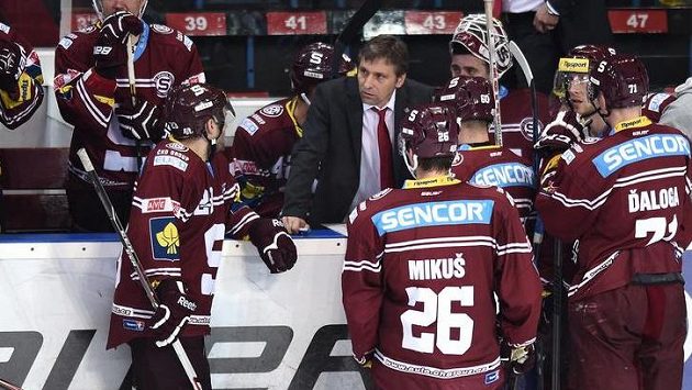 Trenér hokejistů Sparty Josef Jandač udílí pokyny svým svěřencům. Trenér hokejistů Sparty Josef Jandač udílí pokyny svým svěřencům.