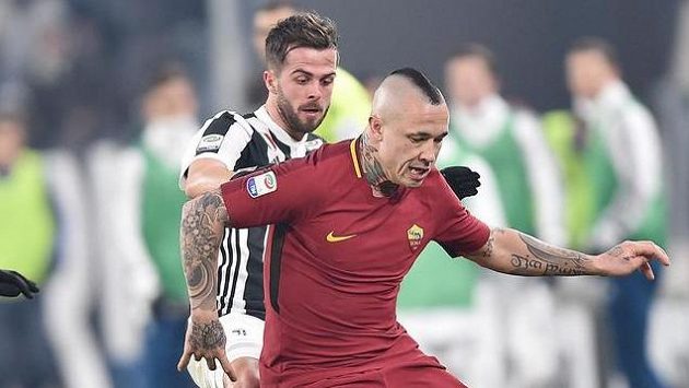 Radja Nainggolan (vpravo) z AS Řím a Miralem Pjanič z Juventusu. Radja Nainggolan (vpravo) z AS Řím a Miralem Pjanič z Juventusu.