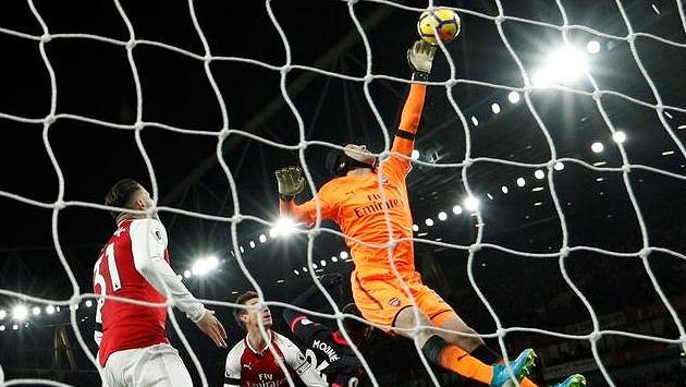 Čechova riskantní smeč pobavila Anglii. Fanoušci Arsenalu i spoluhráči zatrnuli, brankář měl ale štěstí a trefil vlastní břevno... Čechova riskantní smeč pobavila Anglii. Fanoušci Arsenalu i spoluhráči zatrnuli, brankář měl ale štěstí a trefil vlastní břevno...