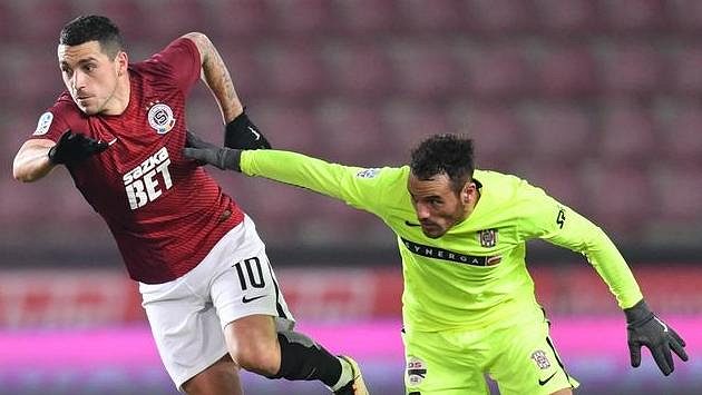 Zleva sparťan Stanciu a brněnský Acosta. Zleva sparťan Stanciu a brněnský Acosta.