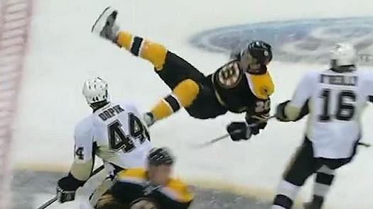 Útočník Daniel Paille z Bostonu odletěl jako kus papíru Útočník Daniel Paille z Bostonu odletěl jako kus papíru