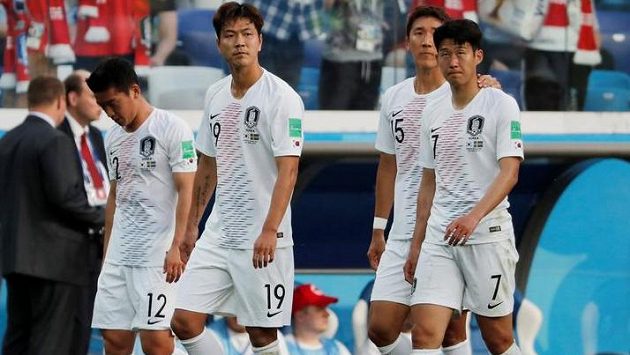 Korejští fotbalisté po porážce se Švédskem. Před duelem s Německem přišli o kapitána. Korejští fotbalisté po porážce se Švédskem. Před duelem s Německem přišli o kapitána.
