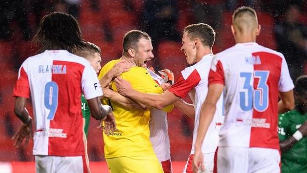 Brankář Slavie Praha Ondřej Kolář oslavuje se spoluhráči gól na 3:0, když proměnil penaltu v utkání 2. kola Fortuna ligy s Příbramí. Brankář Slavie Praha Ondřej Kolář oslavuje se spoluhráči gól na 3:0, když proměnil penaltu v utkání 2. kola Fortuna ligy s Příbramí.