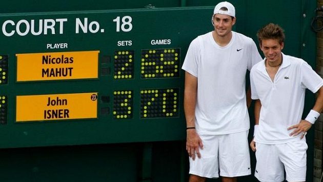 Památný wimbledonský duel mezi Johnem Isnerem a Nicolasem Mahutem Památný wimbledonský duel mezi Johnem Isnerem a Nicolasem Mahutem