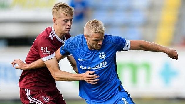 Jan Mikula (vpředu) ze Slovanu Liberec a Filip Panák ze Sparty Praha. Jan Mikula (vpředu) ze Slovanu Liberec a Filip Panák ze Sparty Praha.