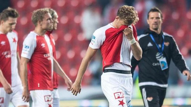Zklamaný Antonín Barák ze Slavie odchází se spoluhráči z trávníku po remíze s Duklou. Zklamaný Antonín Barák ze Slavie odchází se spoluhráči z trávníku po remíze s Duklou.