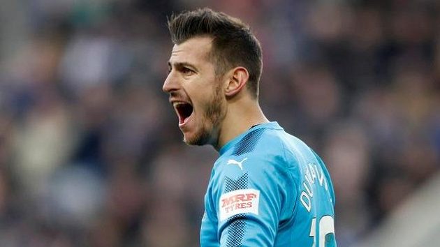 Martin Dúbravka diriguje obranu Newcastle United. Martin Dúbravka diriguje obranu Newcastle United.